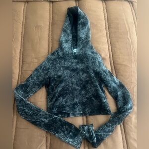 Cotton Citizen Women’s Cropped Hooded Long-Sleeve Top - Black Tie-Dye